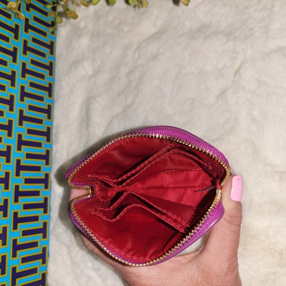 Tory Burch Wallet/Cardholder Excellent Condition - Picture 5 of 5